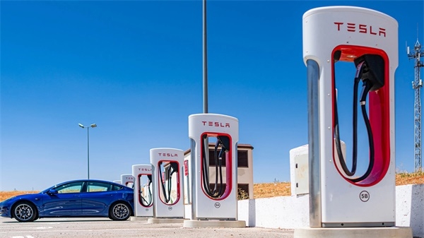  What is the voltage and power of Tesla charging station?